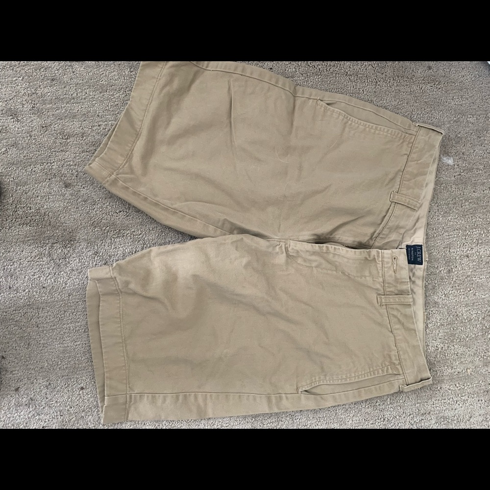 Men’s khaki shorts